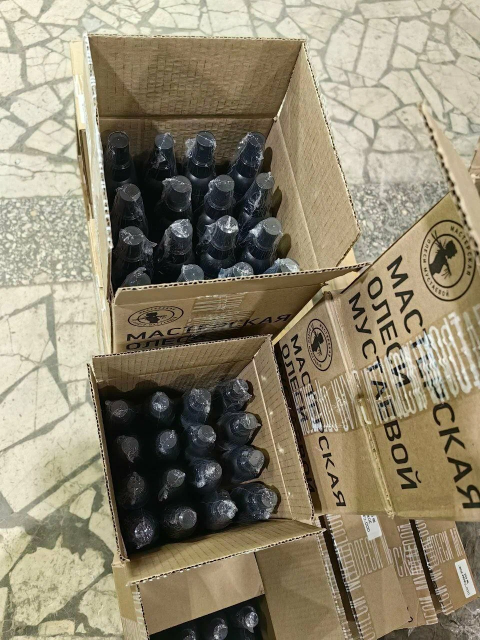 Открытые короба с упакованными бутылками товара на складе Мул-Фулфилмент в Подольске перед маркировкой и подготовкой к отгрузке на маркетплейсы.