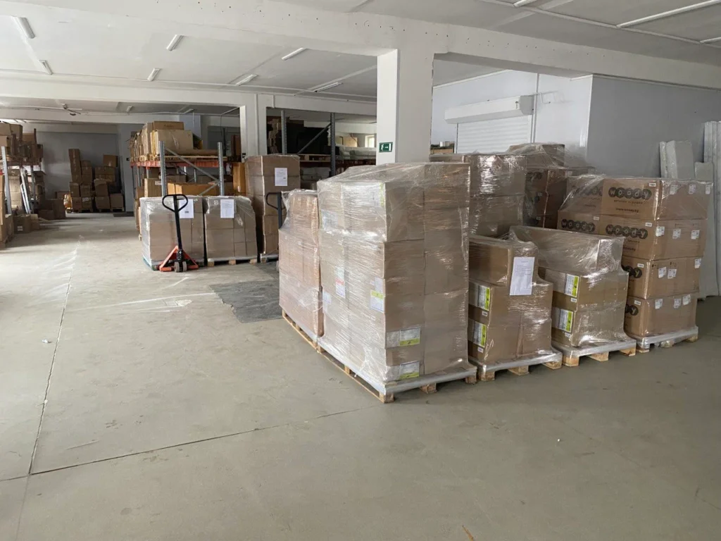 Паллеты с коробами в пленке на складе Мул-Фулфилмент в Подольске, подготовленные к хранению и отгрузке на маркетплейсы.